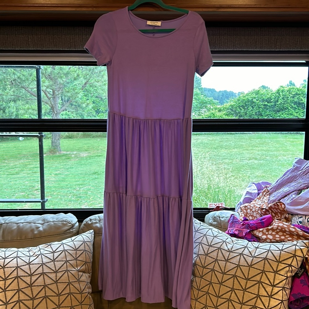 NWOT (never worn) women’s short sleeve midi dress by Zenana size Small